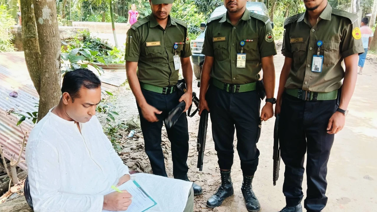 নোয়াখালী জেলার বেগমগঞ্জে অবৈধভাবে মাটি কাটায় দুই ব্যবসায়ীকে জরিমানা