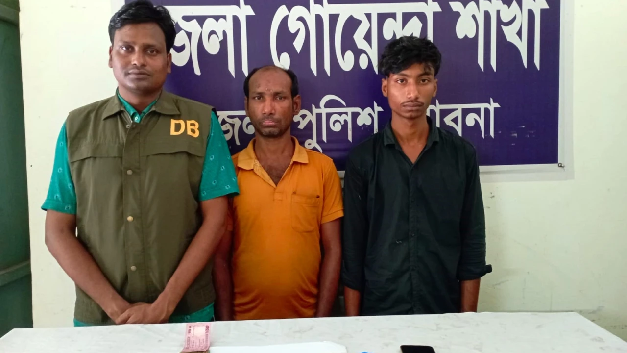 বাবা-ছেলে মিলে করতো ইয়াবা ব্যবসা; অত:পর পুলিশের হাতে ধরা