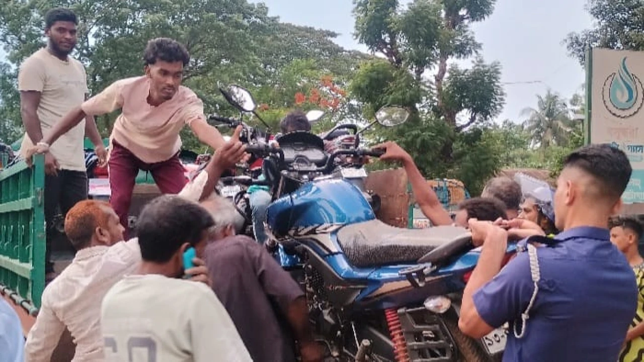 মোটরসাইকেলের কাগজ দেখতেই সামনে আসলো আমদানি নিষিদ্ধ ভারতীয় বিড়ি