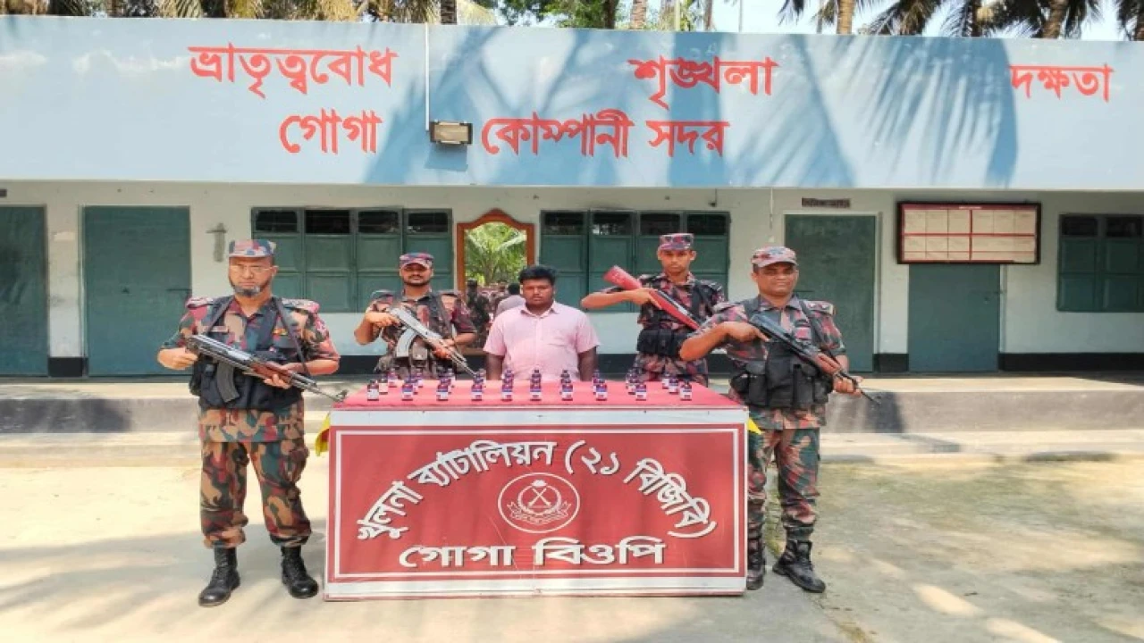 শার্শা সীমান্তে বিজিবির অভিযান: ৩০ বোতল মাদকসহ যুবক আটক