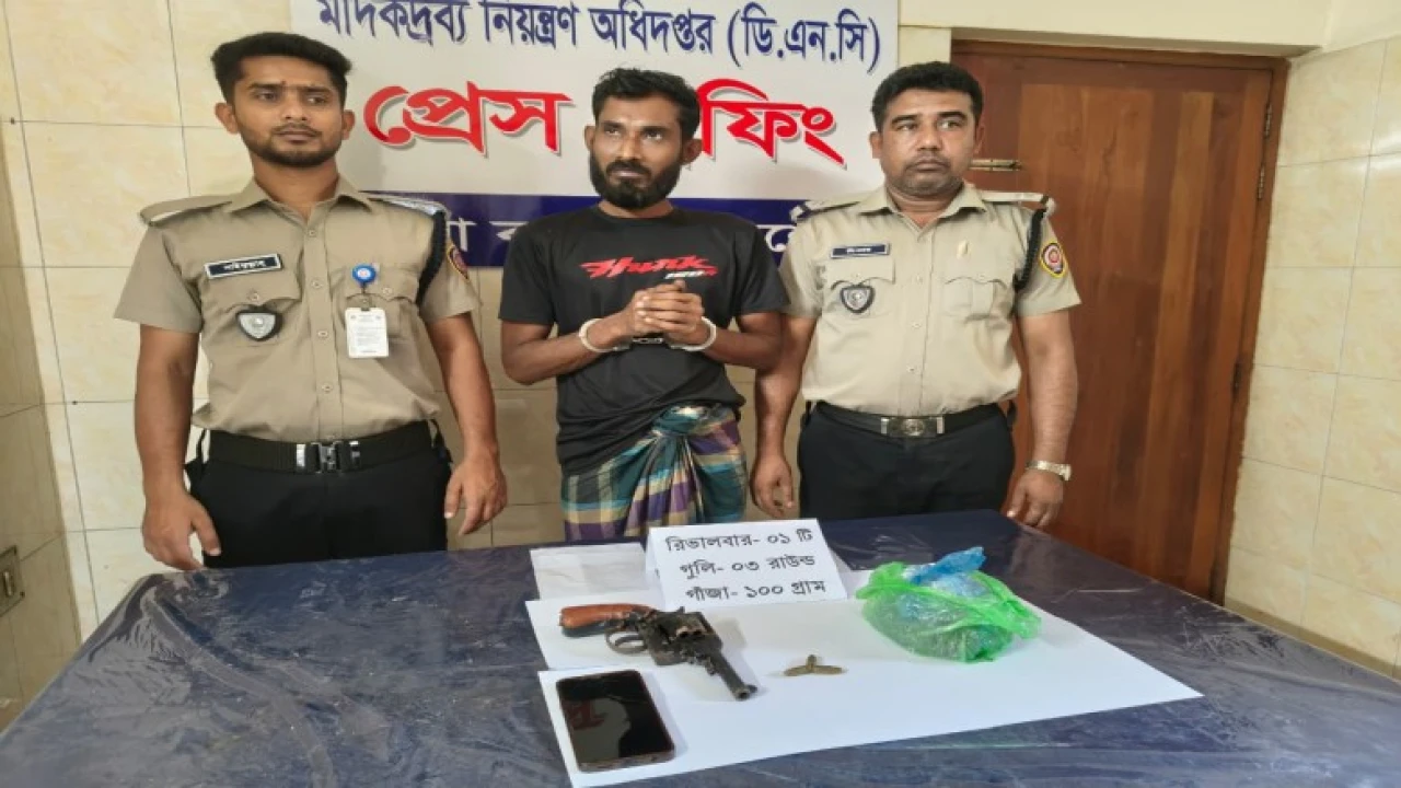 পিস্তল ও গুলিসহ বিরামপুরের ‘মাদক সম্রাট’ রবিউল আটক