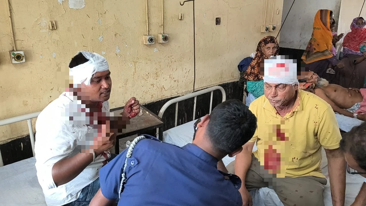 পাবনায় ইউপি মার্কেটের পজিশন বরাদ্দ নিয়ে চেয়ারম্যান ও ব্যবসায়ীদের দ্বন্দ্ব; সংঘর্ষে আহত ১০