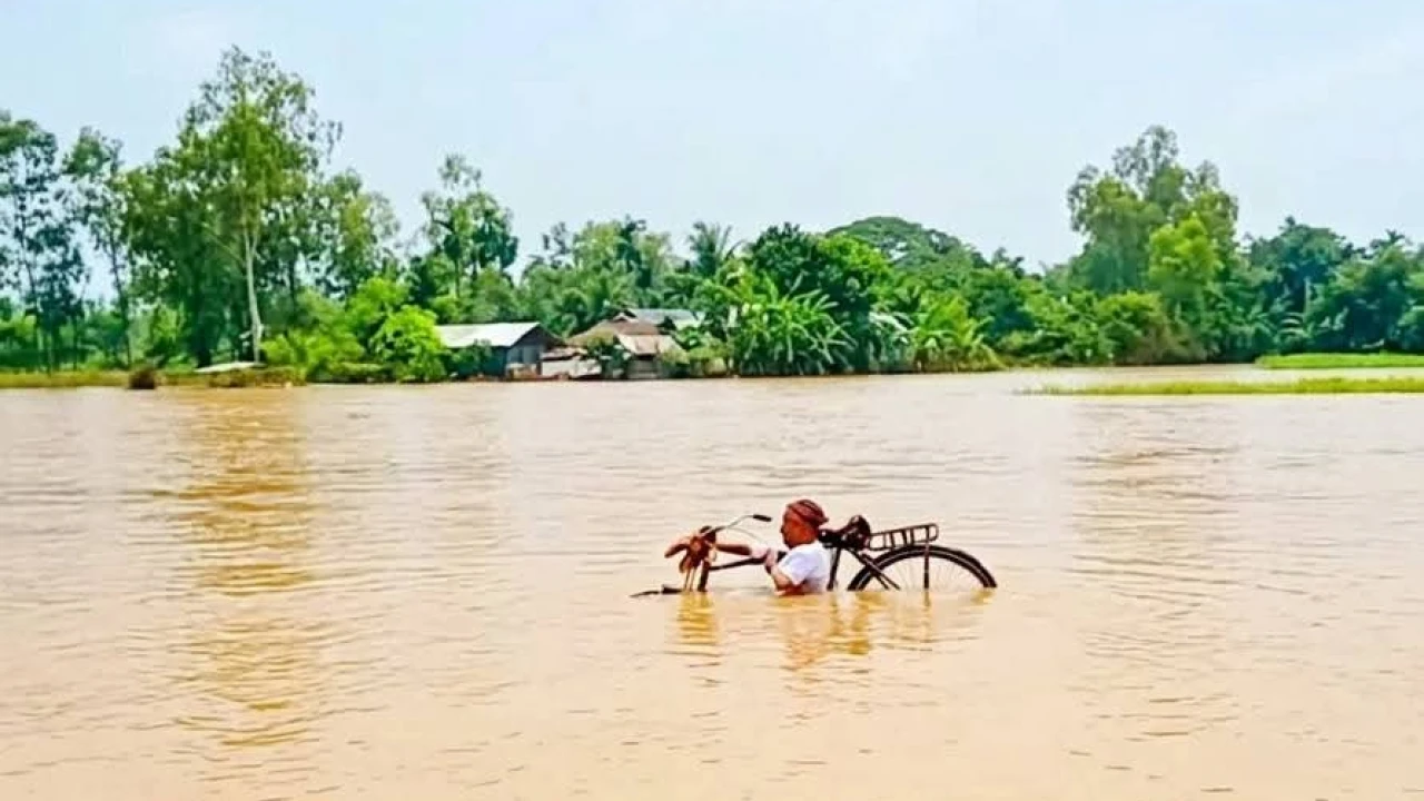 টানা ভারী বর্ষনে পাহাড়ী ঢলে ময়মনসিংহের হালুয়াঘাট উপজেলার গাজীরভিটা