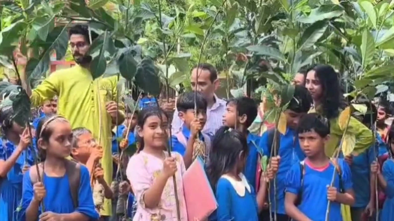 কুড়িগ্রামে শিক্ষার্থীদের মাঝে "দশ হাজার কাঁঠাল গাছের  চারা" বিতরণ।