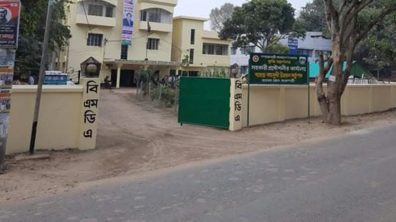 কাজ না পেয়ে উত্তেজিত ঠিকাদার
