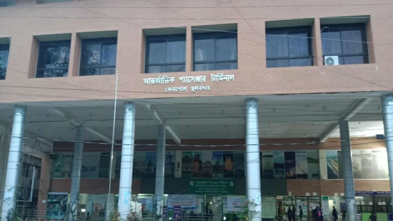 ভিসা জট কাটেনি, যাত্রী সংকটে স্থবির দেশের বৃহত্তম স্থলবন্দর