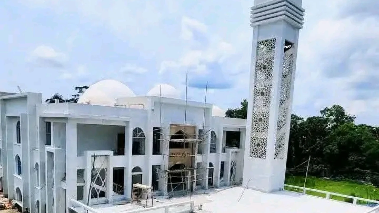 বাউফলে কোটি টাকার মডেল মসজিদ তবুও সাধারণ মানুষের নাগালের বাইরে