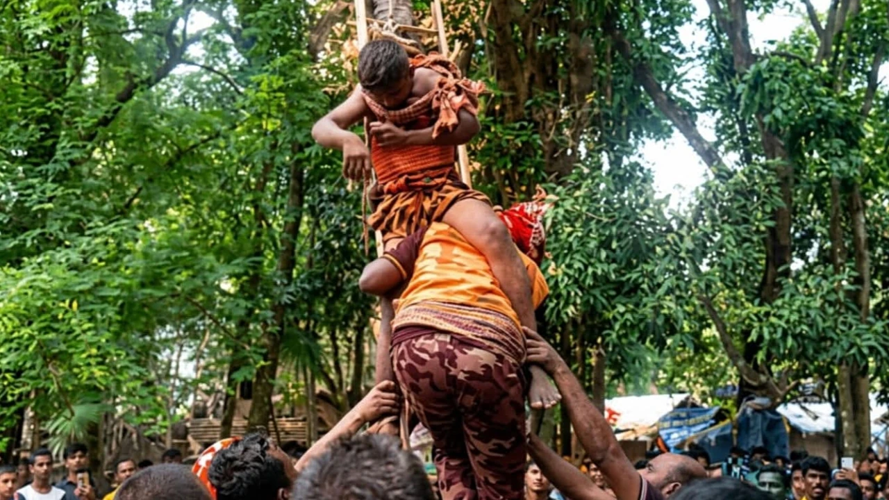 বিদ্যুতের ছোবলে নিভে গেল প্রাণ! ‎মণিরামপুরে নারকেল গাছে উঠে আম পাড়তে গিয়ে যুবকের মর্মান্তিক মৃত্যু, খোজালীপুরে শোকের মাতম