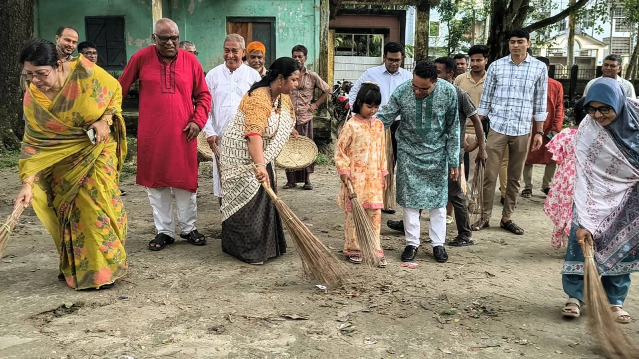 কুড়িগ্রামে ডেঙ্গু প্রতিরোধে স্বাস্থ্যকর নগরী গড়তে জেলা প্রশাসকের  বিশেষ পরিচ্ছন্নতা অভিযান