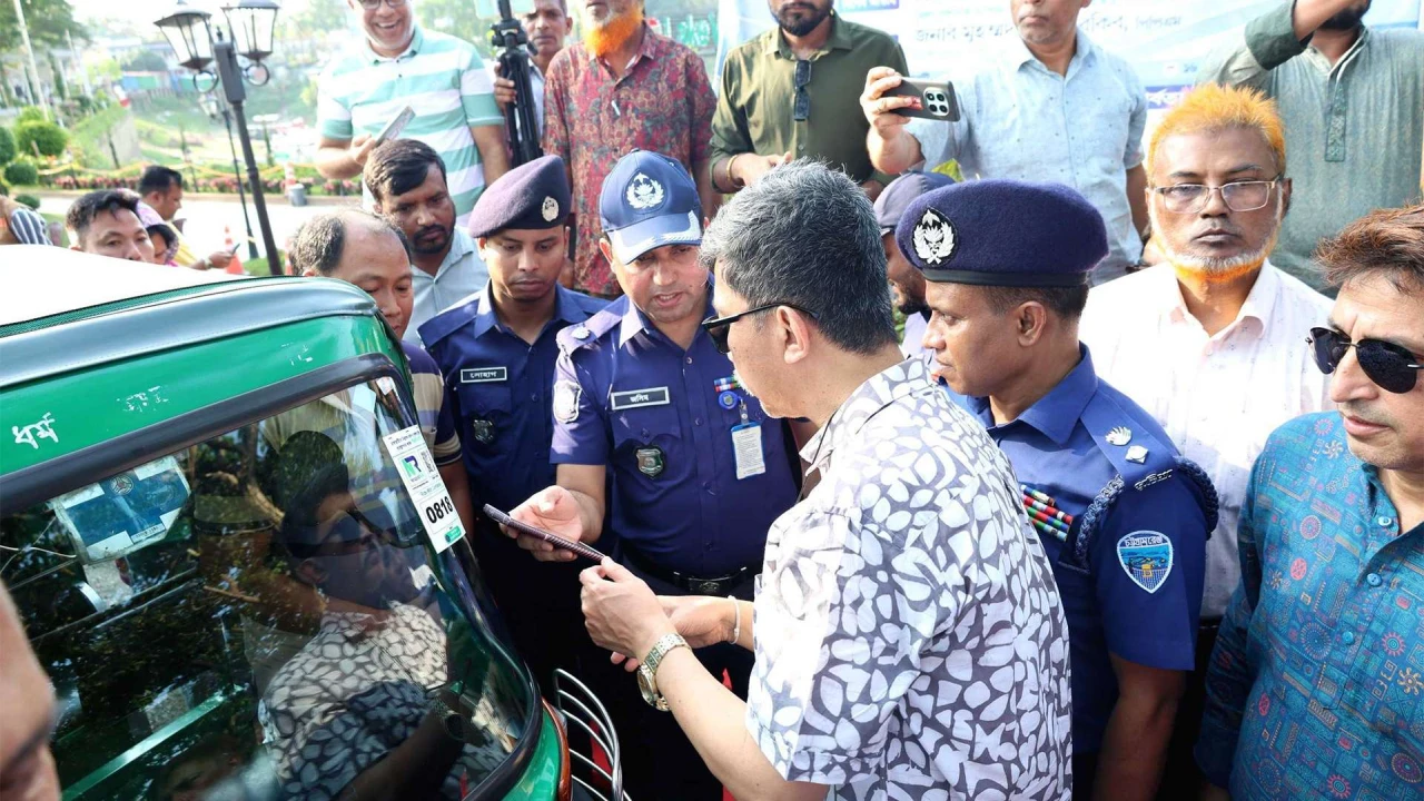রাঙ্গামাটিতে গাড়ির কিউআর কোড স্ক্যান করলেই মিলবে চালকের সব তথ্য।