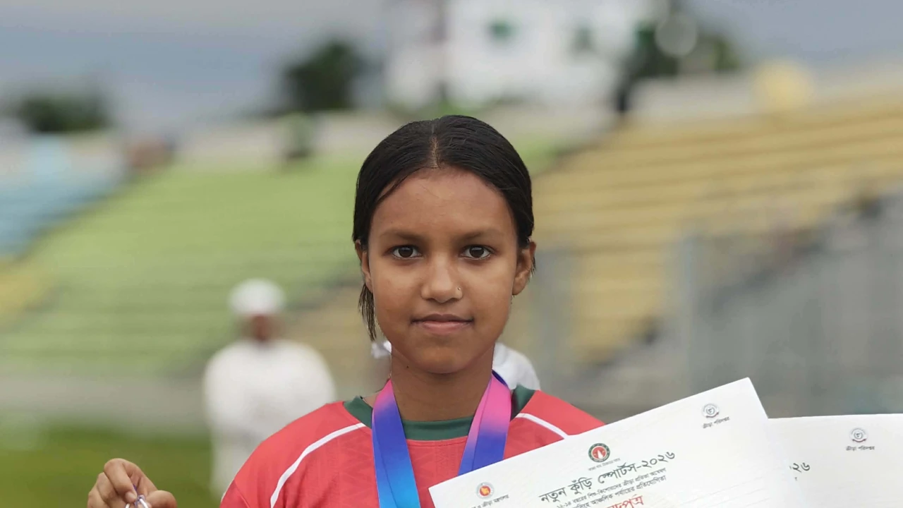 ময়মনসিংহে আঞ্চলিক ব্যাডমিন্টনে ‘ডাবল ক্রাউন’ ঈশ্বরগঞ্জের মৌমির