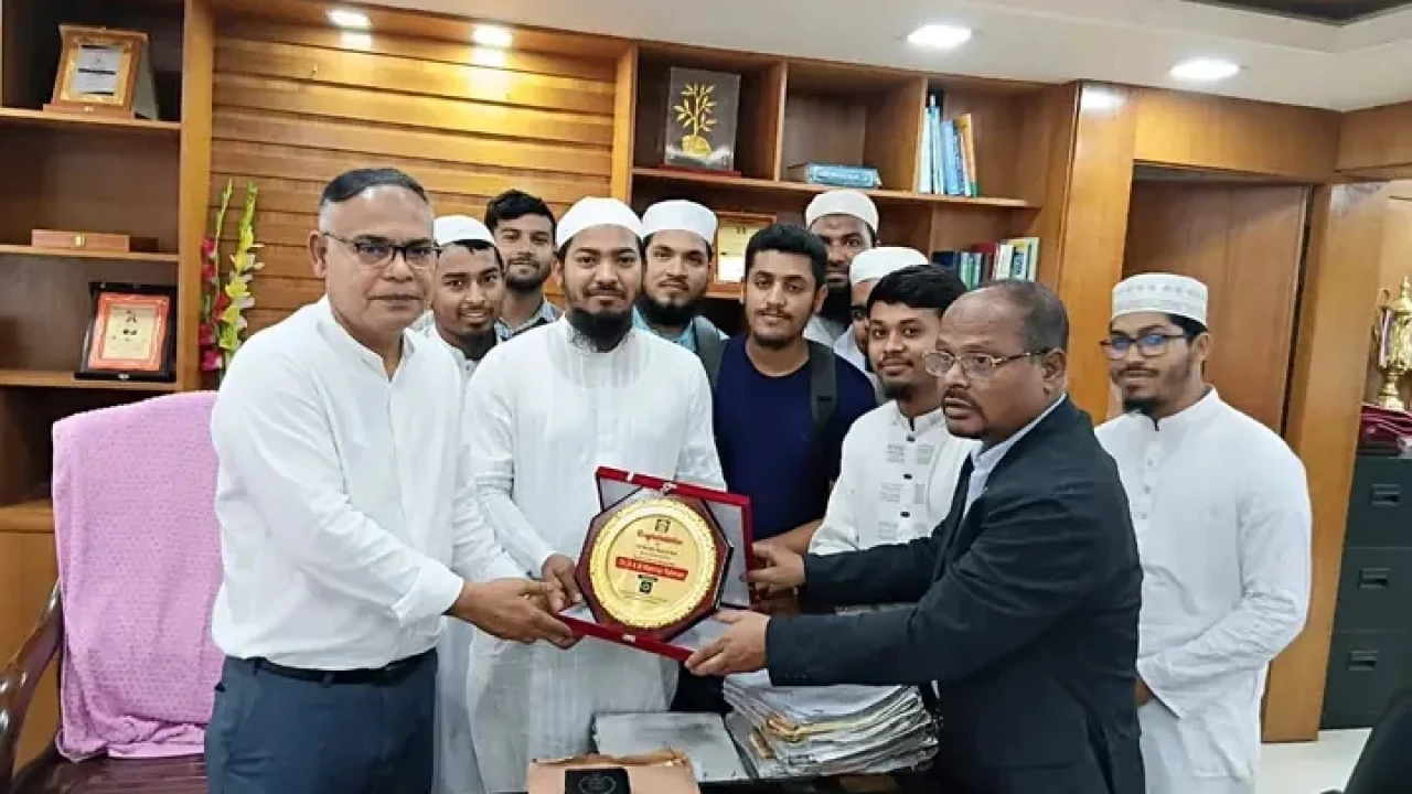 ইবি উপাচার্যের সঙ্গে খেলাফত ছাত্র মজলিসের সৌজন্য সাক্ষাৎ