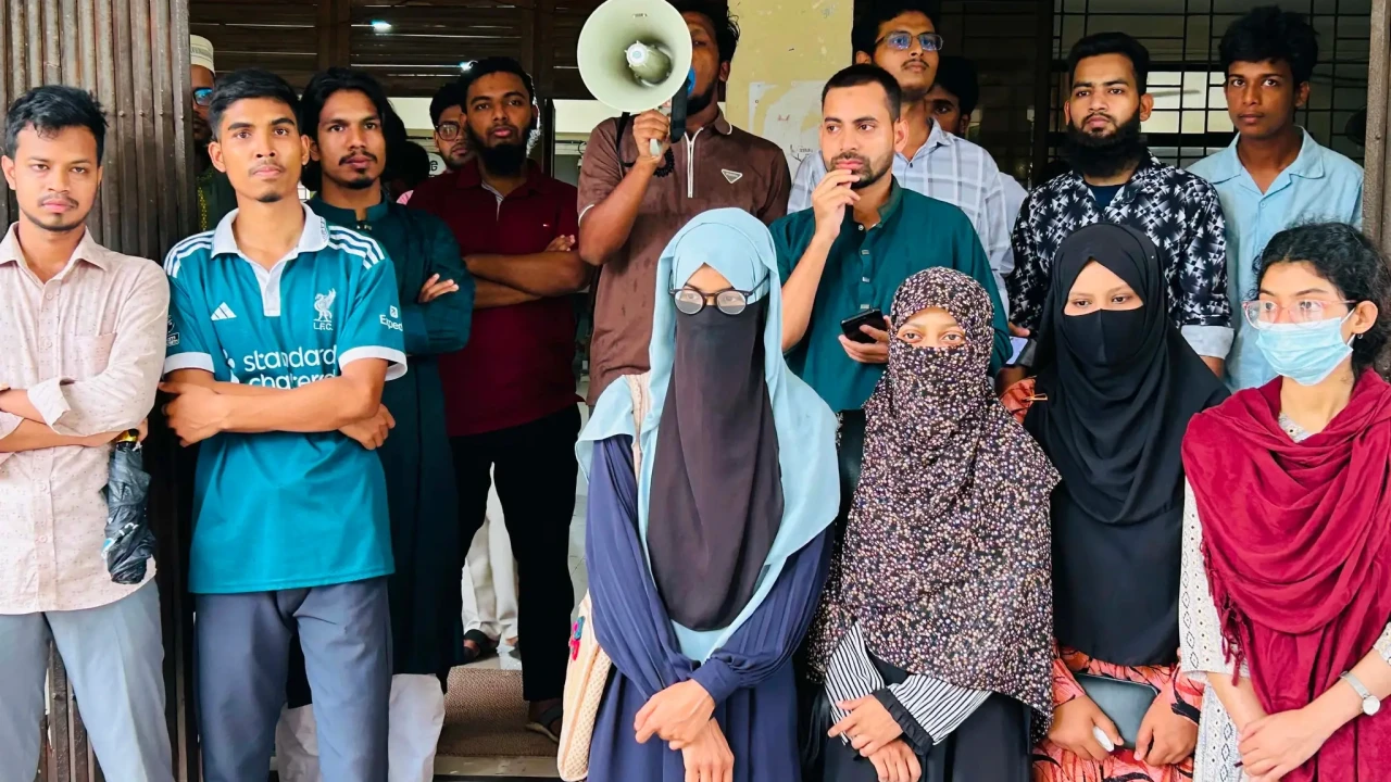 শিশু রামিসা ধর্ষণ ও হত্যার প্রতিবাদে কুবিতে মানববন্ধন