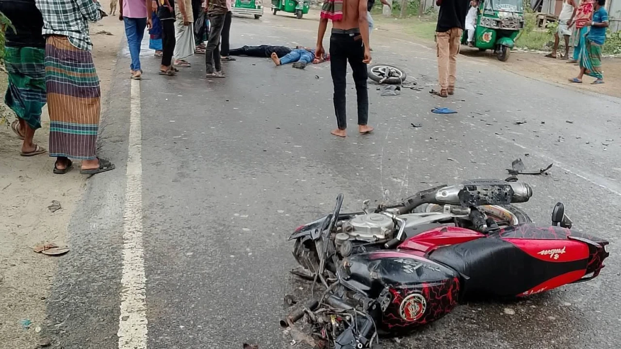 চৌমুহনী-লক্ষ্মীপুর সড়কে ট্রাক-মোটরসাইকেল সংঘর্ষে নিহত ১