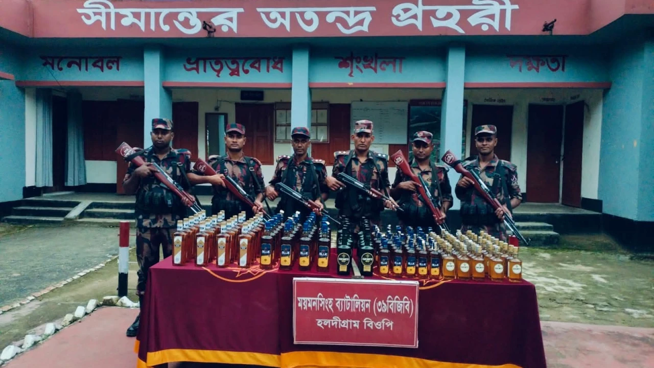 সীমান্তে বিজিবির অভিযানে ভারতীয় মোবাইল ডিসপ্লে ও মদ জব্দ, আটক ১