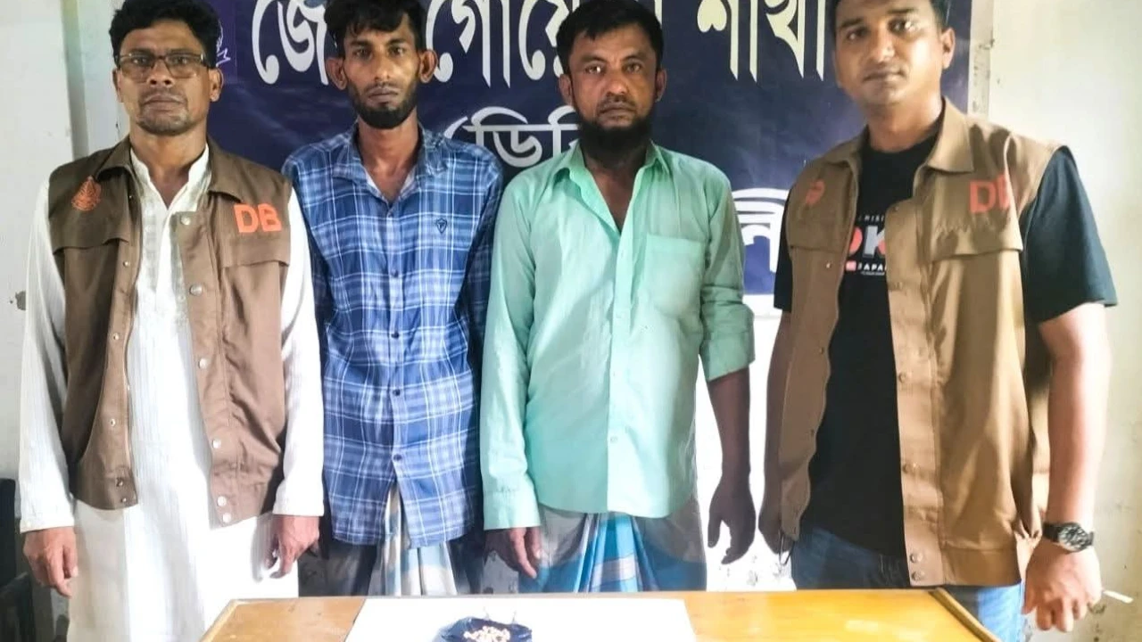 মাইজদীতে ইয়াবাসহ দুই যুবক আটক
