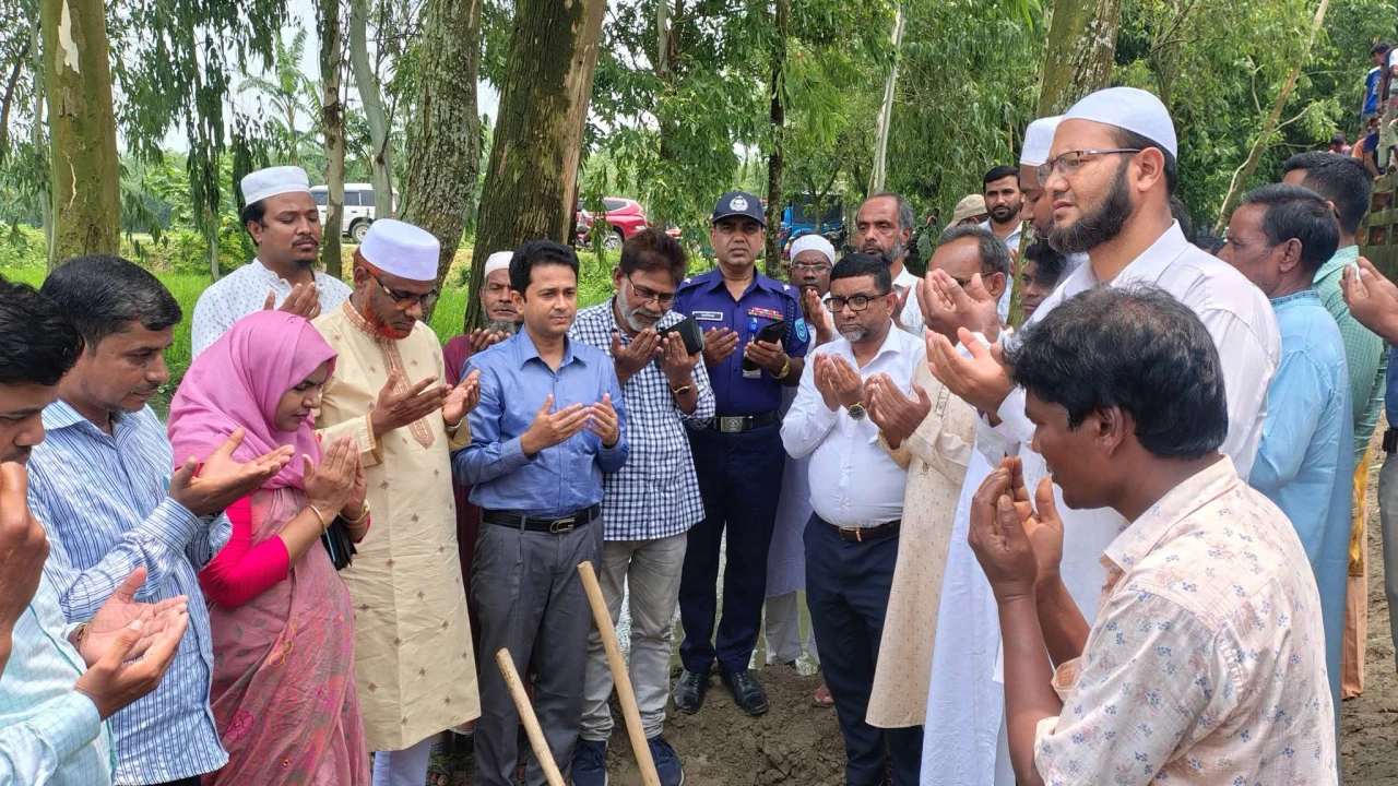 জেলা প্রশাসকের উপস্থিতিতে গংগাচড়ার 'চর ইশরকুল' ও 'পুকুরখুড়ি' খালের পুনঃখনন কাজের সূচনা