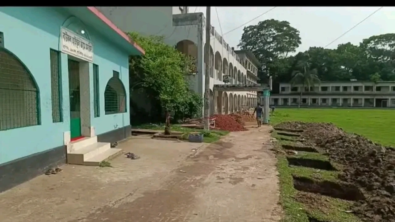 বাউফল হাইস্কুল মাঠে দেয়াল নির্মাণ বন্ধের দাবি শিক্ষার্থীদের