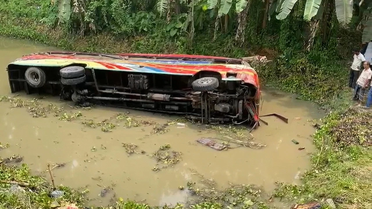 কুষ্টিয়ায় যাত্রীবাহী বাস ও ট্রাকের সংঘর্ষে নিহত ৩
