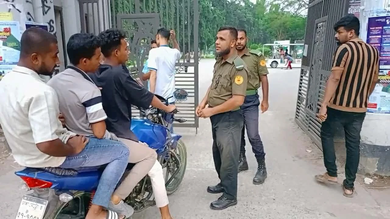 সন্তানের হাত ধরে নামাজে যাওয়া হয়নি, গেটেই কাটছে ঈদ