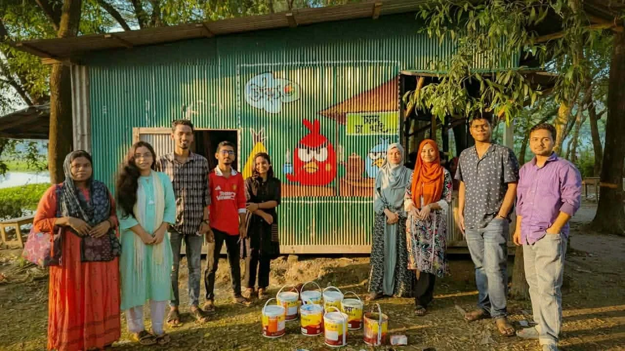 গ্রাফিতি, আলপনা, দেয়ালচিত্র: ক্যাম্পাসের প্রতিটি আঙিনায় চিত্রকৃৎ
