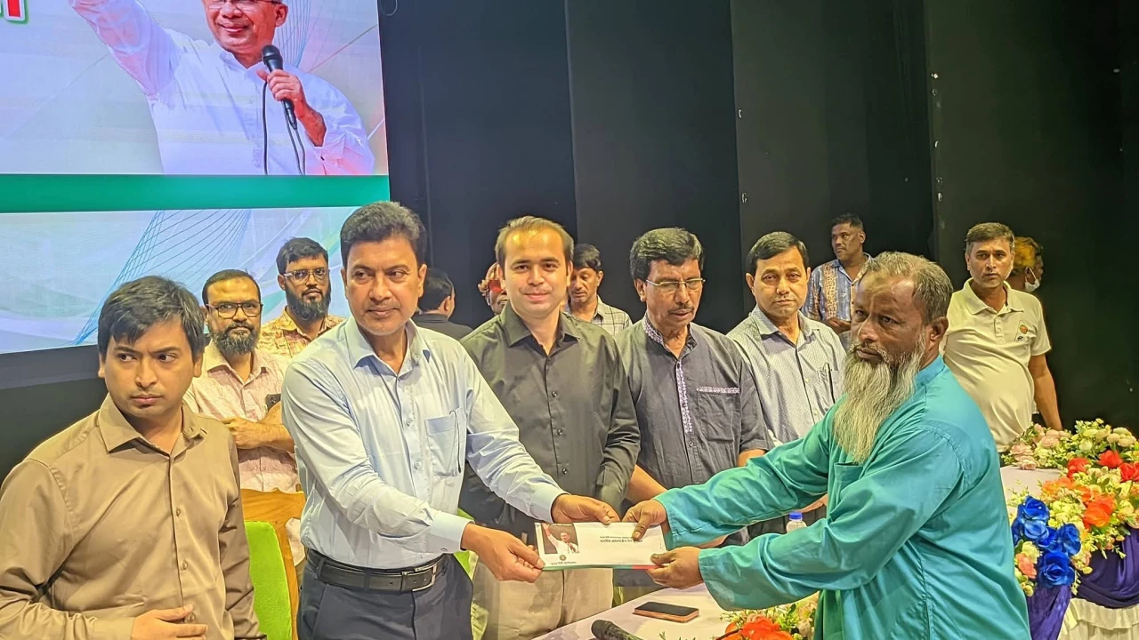 পরিচ্ছন্নতা কর্মীদের মাঝে প্রধানমন্ত্রীর ঈদ উপহার বিতরণ