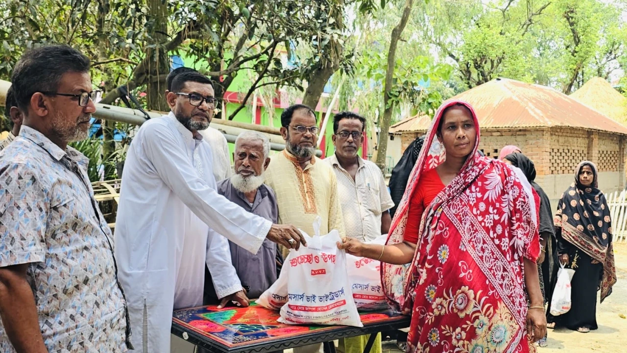 ৬০০ অসহায় পরিবারে ঈদ আনন্দ পৌছালেন বিএনপি নেতা জালাল হোসেন