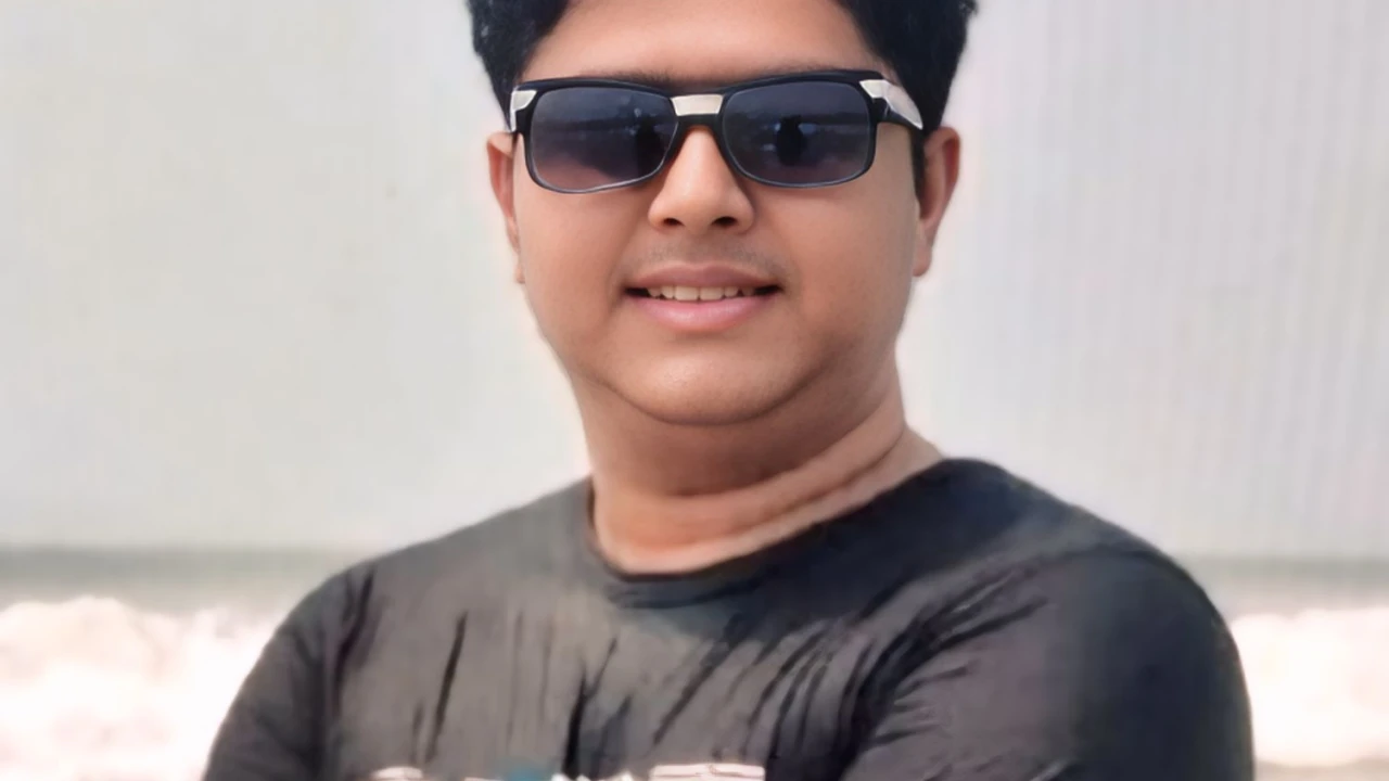 প্রশংসায় ভাসছেন সুফলাকাটী ইউনিয়নের প্রশাসক সুদীপ বিশ্বাস