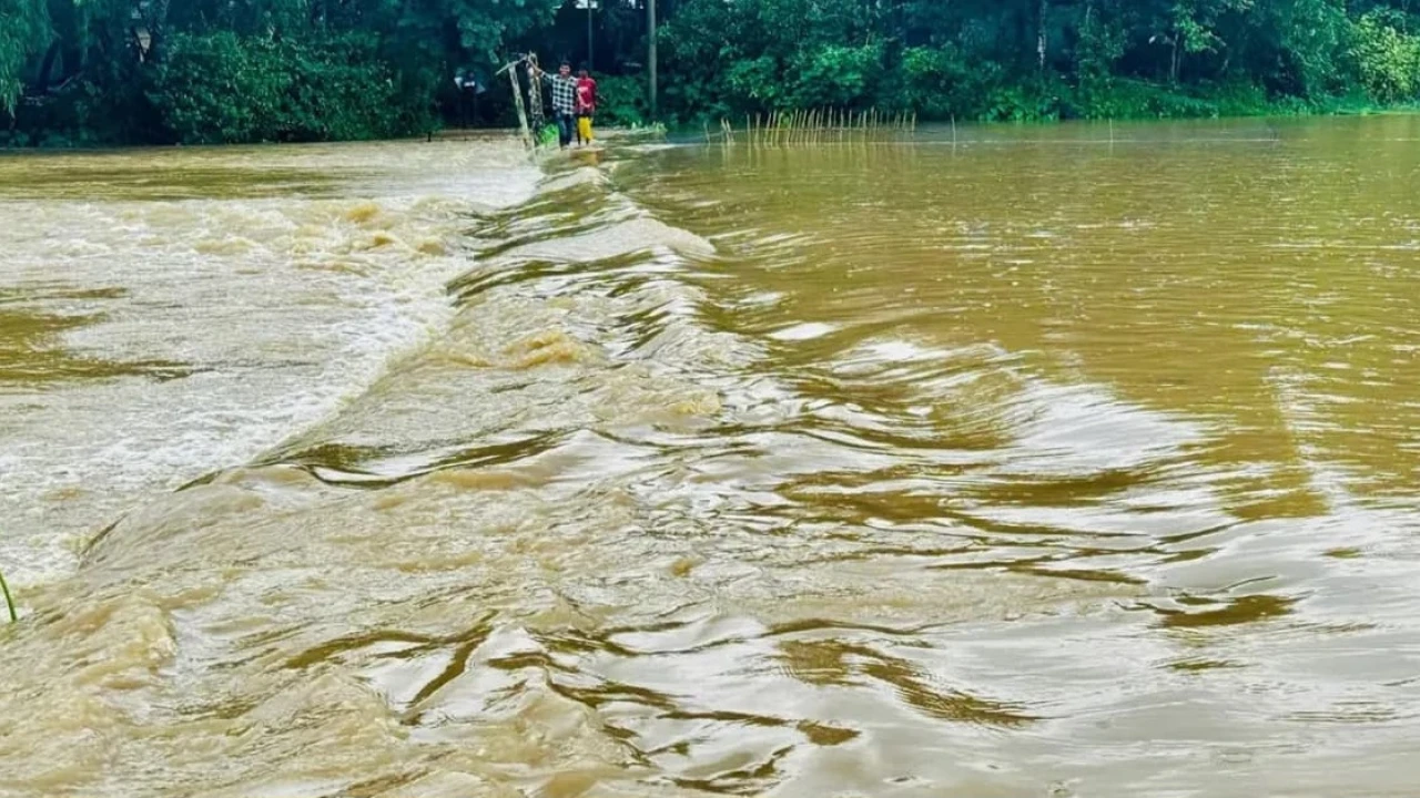 টানা বৃষ্টি ও পাহাড়ি ঢলে দুইটি গ্ৰাম প্লাবিত