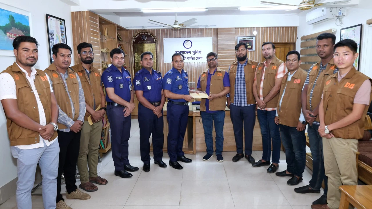 মাদকবিরোধী অভিযানে সাফল্য: রাঙ্গামাটি ডিবি টিমকে পুলিশ সুপারের অর্থ পুরস্কার।