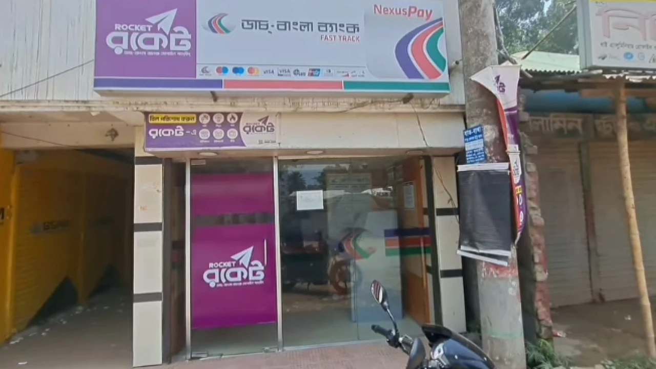 টাকা নেই এটিএম-এ, গোবিন্দগঞ্জে চরম ভোগান্তিতে গ্রাহকরা