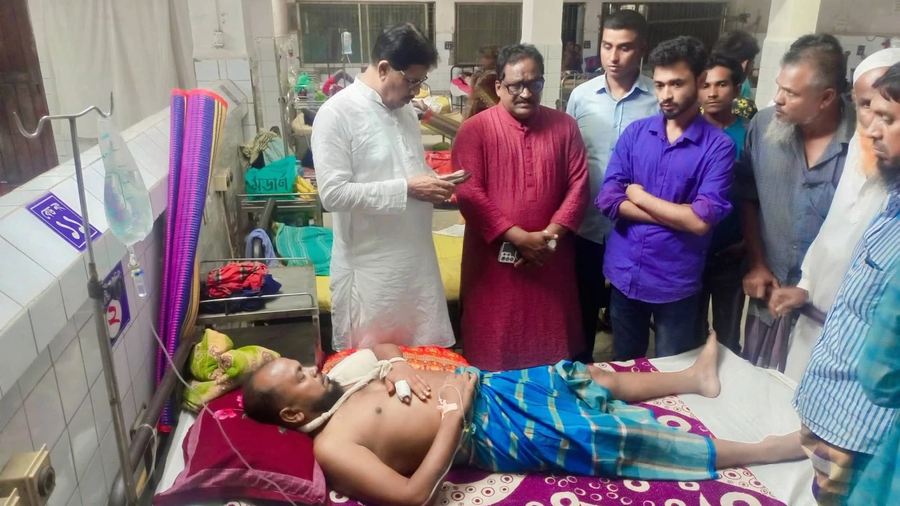 বাঘারপাড়ায় আধিপত্য ও হাট ইজারা নিয়ে রক্তক্ষয়ী সংঘর্ষ, আহত ২
