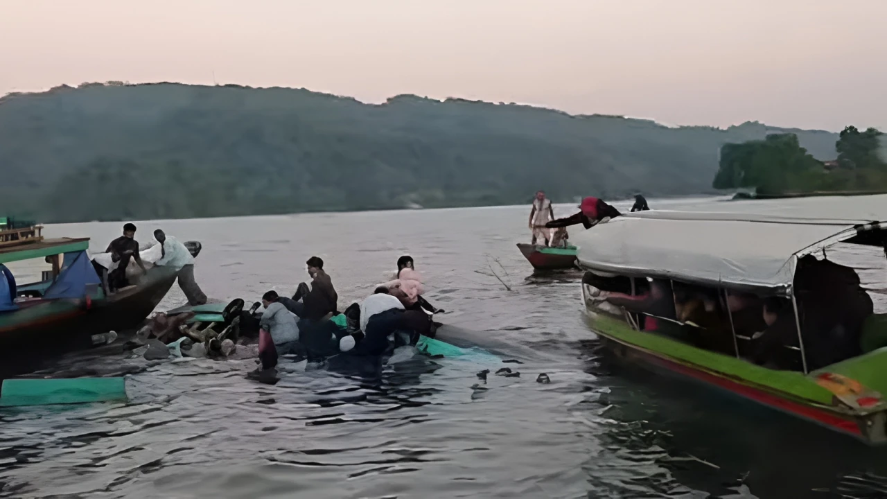 রাঙ্গামাটিতে নৌকাডুবি: ৮ যাত্রী উদ্ধার, নিখোঁজ তরুণ।