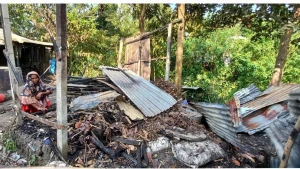 উল্লাপাড়ায় আগুনে গরীব কৃষক পরিবার পিতা - পুত্রের ক্ষতি