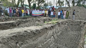 ঈশ্বরগঞ্জে ভূমি অফিস নিয়ে মানববন্ধন