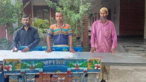 উল্লাপাড়ায় আগুনে পুড়ে ক্ষতিগ্রস্থ পরিবার পিতা - পুত্রকে ঢেউ টিন সহায়তা উপজেলা প্রশাসনের