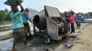 উল্লাপাড়ায় পুরোদমে মেরামত কাজ চলছে এলজিইডির কালিয়াকৈর সাবমারজিবল সড়কের