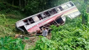 বাউফল-ঢাকা মহাসড়কে বাস খাদে পড়ে নিহত ১, আহত অনেকের অবস্থা আশঙ্কাজনক