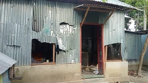সালথায় দুই ‘মোড়ল’ দ্বন্দ্বে জিম্মি জনপদ  হামলা–ভাঙচুর–অগ্নিসংযোগে আতঙ্কে সাধারণ মানুষ