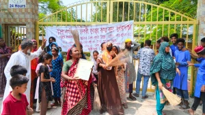 পাবনার ভাঙ্গুড়া  ২১ লাখ টাকা ঘুষ নিয়ে চাকরী না দেয়ার অভিযোগ অধ্যক্ষের বিরুদ্ধে; এলাকাবাসীর বিক্ষোভ