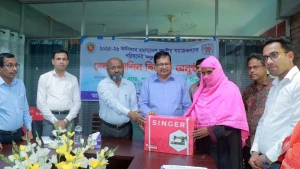 পাবনায় ১৬২ জন দুঃস্থ মহিলার মাঝে সেলাই মেশিন বিতরণ