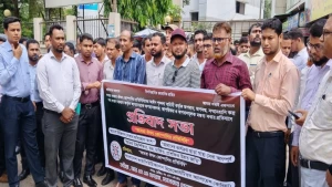 ঢাকায় রিপ্রেজেন্টেটিভ হয়রানির প্রতিবাদে উত্তাল যশোর