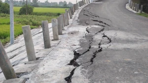 বাসাইলে উদ্বোধনের আগেই ৪ কোটি টাকা ব্যয়ে নির্মিত সেতুর সংযোগ সড়কে ফাটল