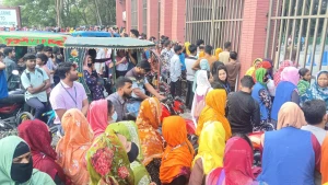 পরিবহণ ভাড়া বৃদ্ধির প্রতিবাদে ঈশ্বরদীতে ইপিজেড শ্রমিকদের বিক্ষোভ