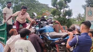 মোটরসাইকেলের কাগজ দেখতেই সামনে আসলো আমদানি নিষিদ্ধ ভারতীয় বিড়ি