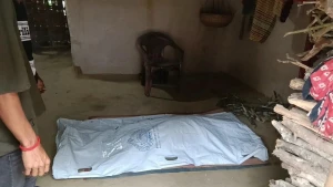 গৃহবধূর ঝুলন্ত মরদেহ,পাশে চিরকুট