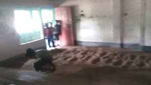 কুড়িগ্রামে শ্রেণিকক্ষে ধান রেখে  শিক্ষার্থীদের বের করে দিলেন বিদ্যালয়ের সাবেক সভাপতি