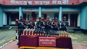 সীমান্তে বিজিবির অভিযানে ভারতীয় মোবাইল ডিসপ্লে ও মদ জব্দ, আটক ১