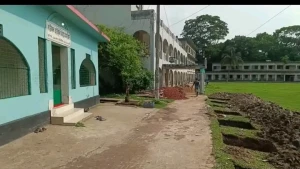 বাউফল হাইস্কুল মাঠে দেয়াল নির্মাণ বন্ধের দাবি শিক্ষার্থীদের