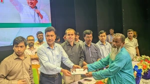 পরিচ্ছন্নতা কর্মীদের মাঝে প্রধানমন্ত্রীর ঈদ উপহার বিতরণ